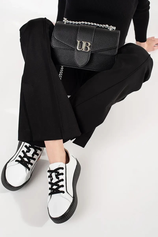 Schwarze und weiße Sneakers mit... Schwarze und weiße Sneakers mit...