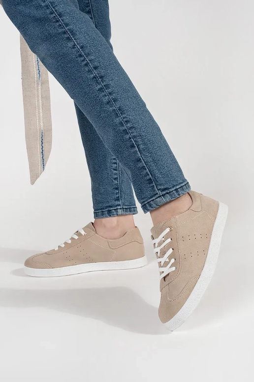 Leder Sneakers mit Lochmuster auf... Leder Sneakers mit Lochmuster auf...