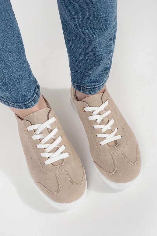 Leder Sneakers mit Lochmuster auf... Leder Sneakers mit Lochmuster auf...