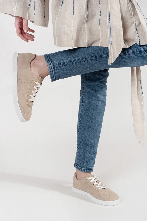 Leder Sneakers mit Lochmuster auf... Leder Sneakers mit Lochmuster auf...