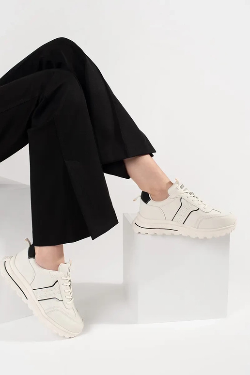 Sportliche Schuhe aus Leder mit... Sportliche Schuhe aus Leder mit...