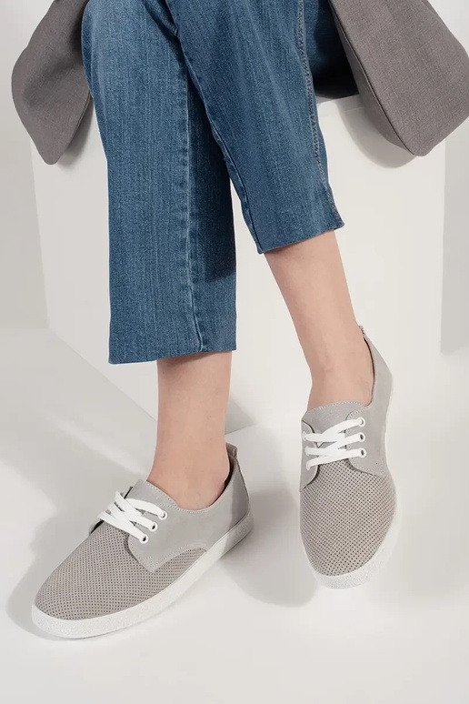 Graue Ajour-Schuhe aus Naturleder Graue Ajour-Schuhe aus Naturleder