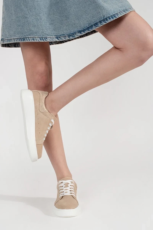 Leder Sneakers mit Lochmuster auf... Leder Sneakers mit Lochmuster auf...