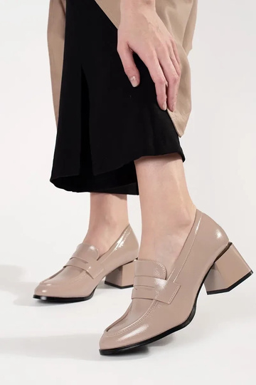 Sandfarbene Ankle Boots auf... 2