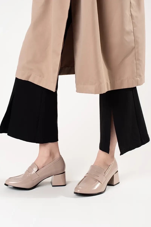 Sandfarbene Ankle Boots auf hohen... Sandfarbene Ankle Boots auf hohen...