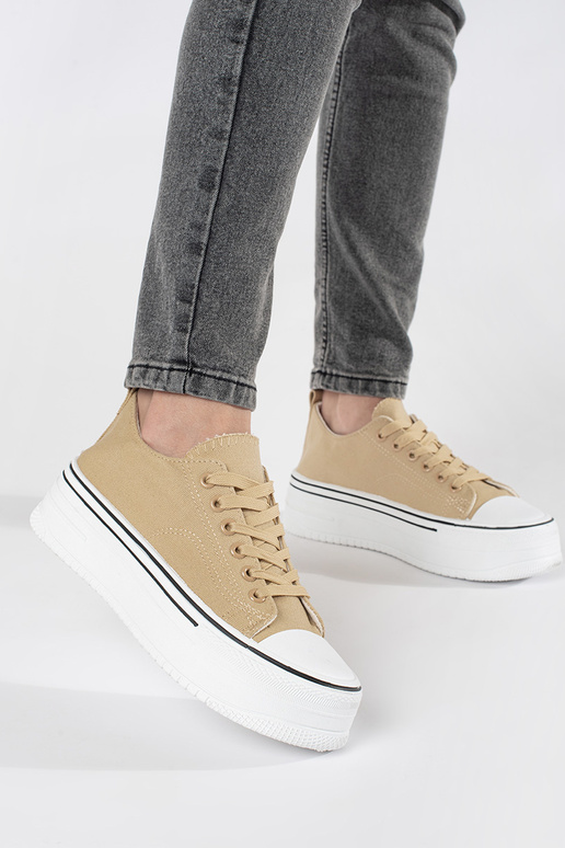 Sandfarbene Sportschuhe mit dicker Sohle