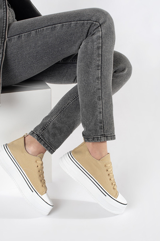 Sandfarbene Sportschuhe mit dicker Sohle