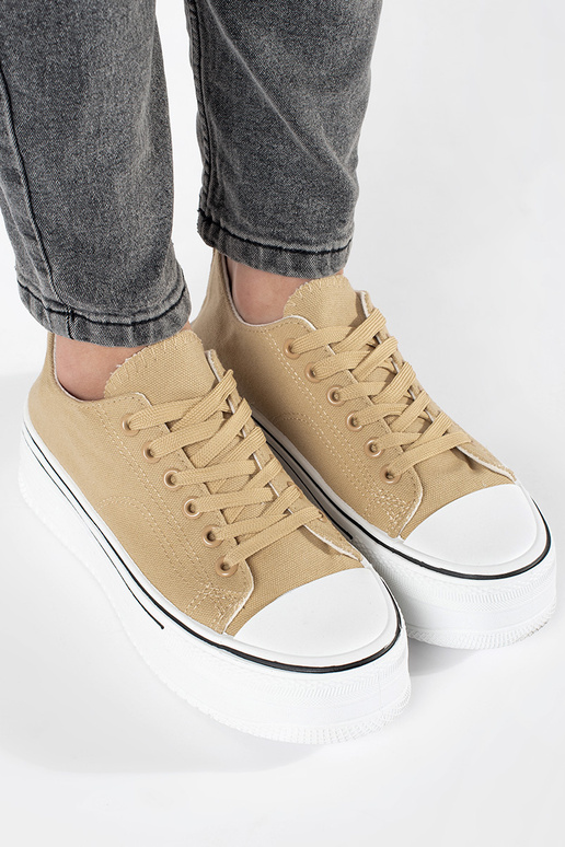 Sandfarbene Sportschuhe mit dicker Sohle