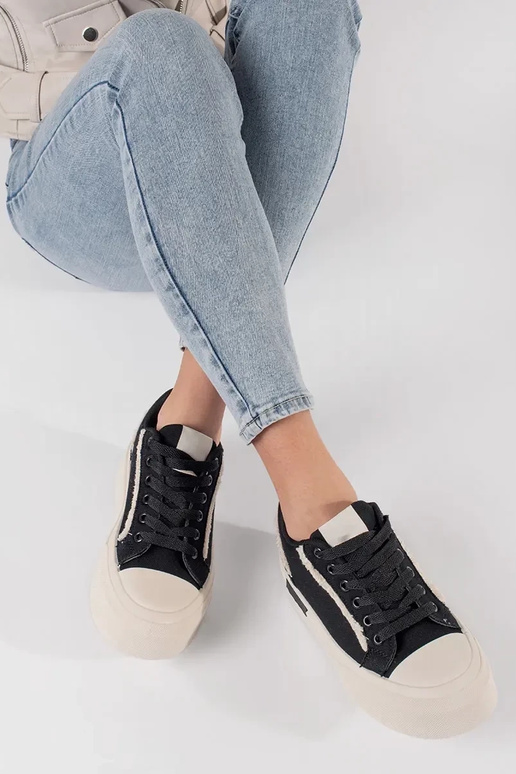 Schwarze und weiße Sneakers mit Plateau