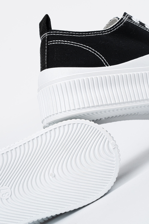Schwarz-weiße Sneakers mit dicker Sohle