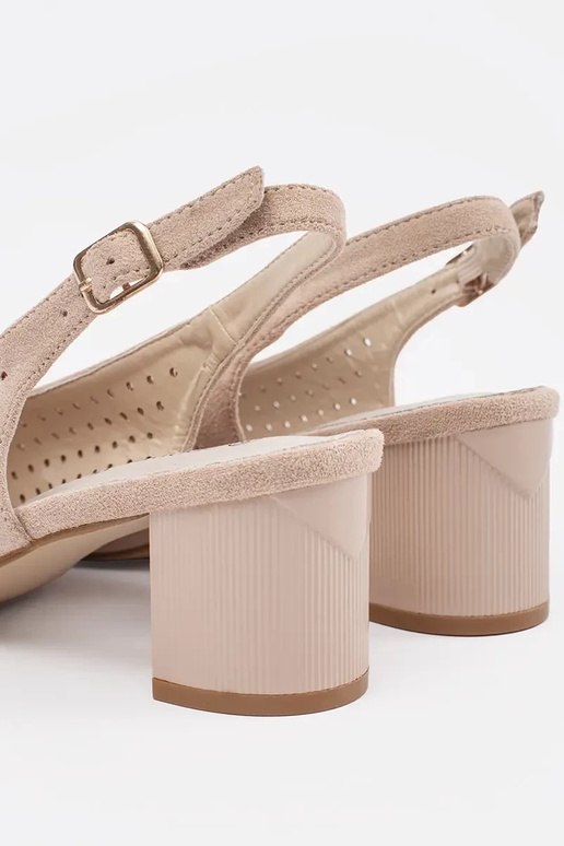 Sandalen in Sandfarbe mit niedrigem...