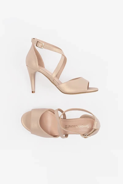 Weiße bequeme Wedgesandalen