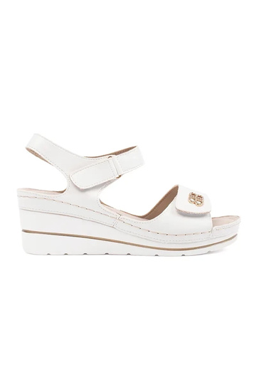 Weiße Wedgesandalen mit...