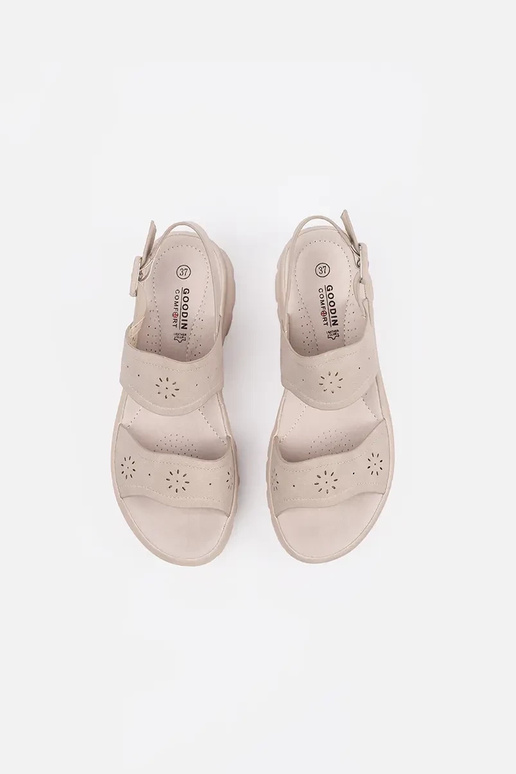 Elfenbeinfarbene Sandalen in hell auf... Elfenbeinfarbene Sandalen in hell auf...