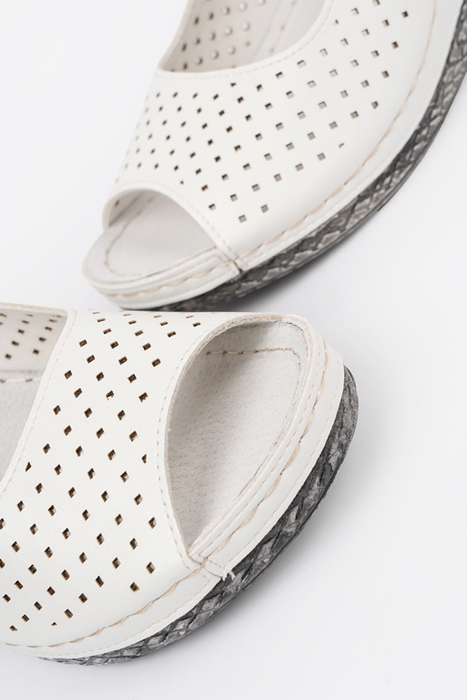 Weiße durchbrochene Sandalen