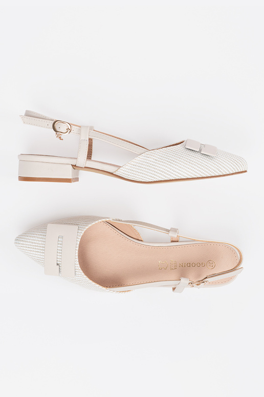 Weiße Sandalen mit offenem Absatz Weiße Sandalen mit offenem Absatz