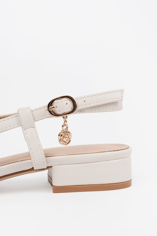 Weiße Sandalen mit offenem Absatz Weiße Sandalen mit offenem Absatz