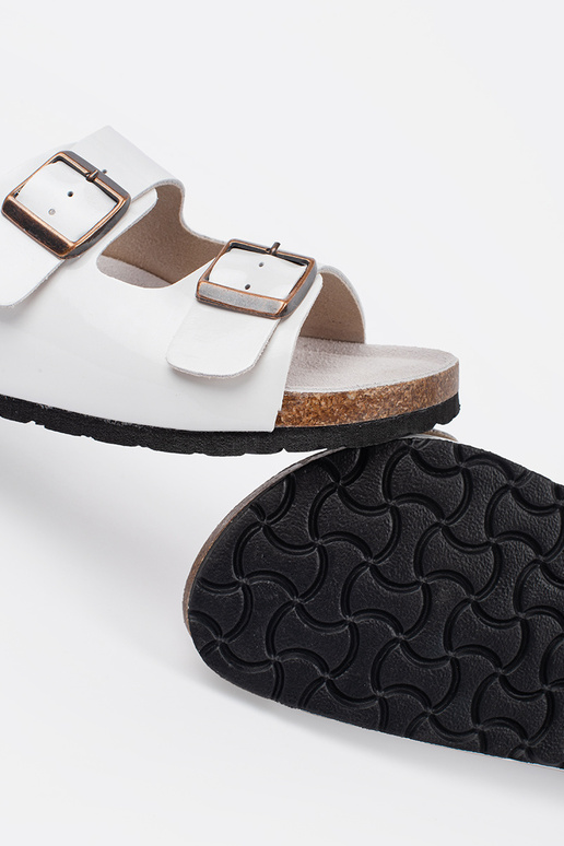 Weiße Pantoletten auf flachem Fußbett Weiße Pantoletten auf flachem Fußbett