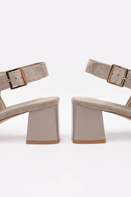 sandalen in Sandfarbe mit Absatz aus...