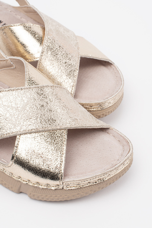 Goldfarbene flache Damensandalen Goldfarbene flache Damensandalen