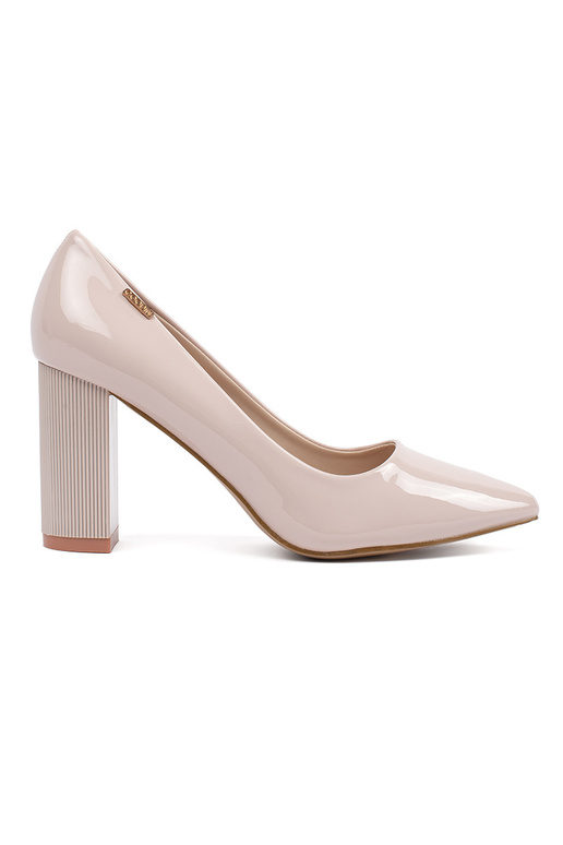 Sandfarbene lackierte Pumps mit Absatz Sandfarbene lackierte Pumps mit Absatz