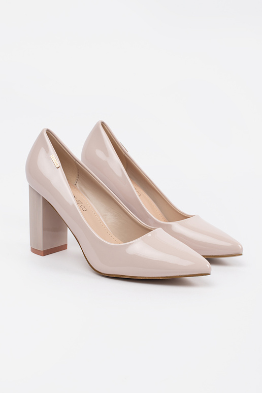 Sandfarbene lackierte Pumps mit Absatz Sandfarbene lackierte Pumps mit Absatz