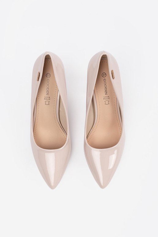Sandfarbene lackierte Pumps mit Absatz Sandfarbene lackierte Pumps mit Absatz