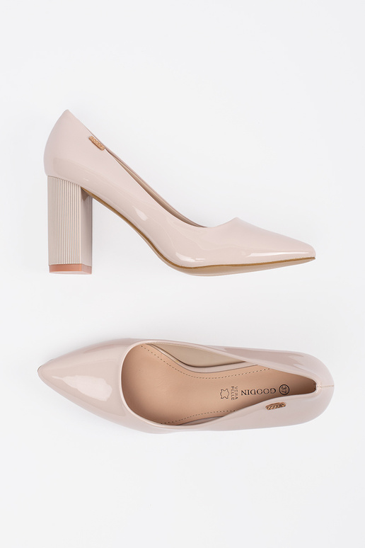 Sandfarbene lackierte Pumps mit Absatz Sandfarbene lackierte Pumps mit Absatz