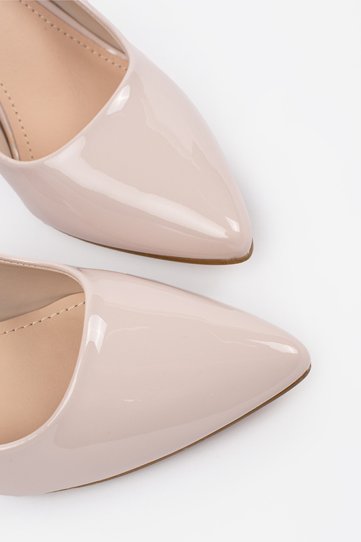 Sandfarbene lackierte Pumps mit Absatz Sandfarbene lackierte Pumps mit Absatz