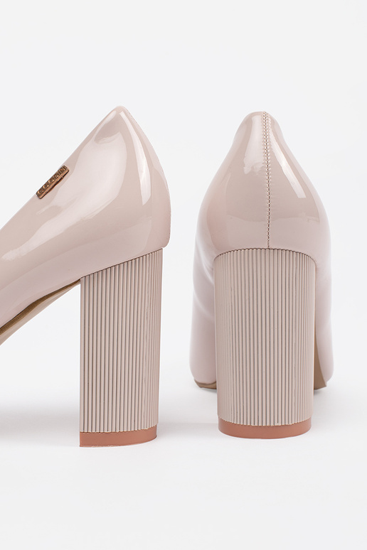 Sandfarbene lackierte Pumps mit Absatz Sandfarbene lackierte Pumps mit Absatz