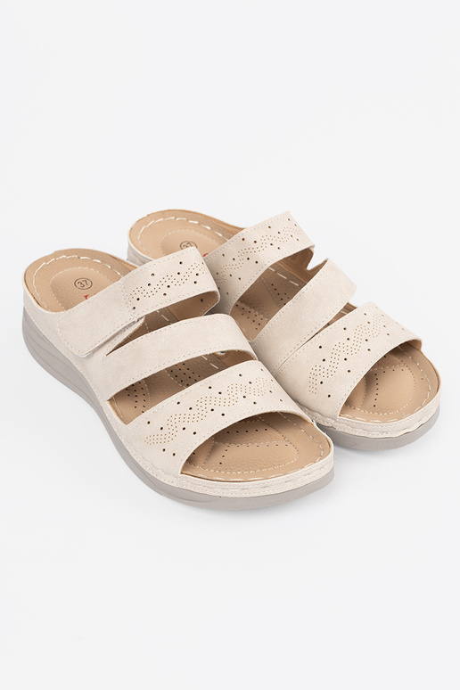 Pantoletten auf niedriger Plattform...