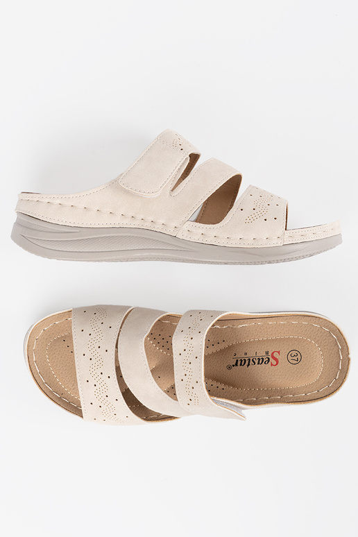 Pantoletten auf niedriger Plattform...