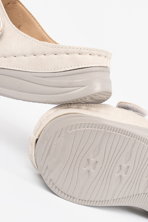 Pantoletten auf niedriger Plattform...