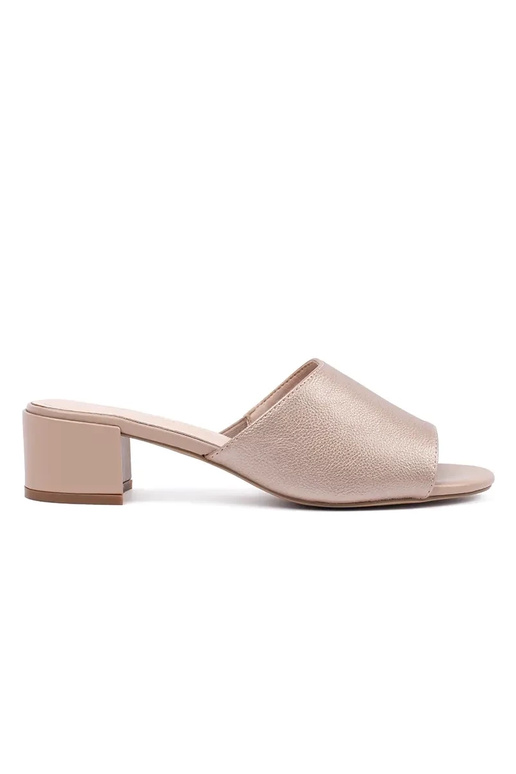 Sandfarbene Schlapfen mit Absatz von... Sandfarbene Schlapfen mit Absatz von...