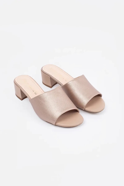 Sandfarbene Schlapfen mit Absatz von... Sandfarbene Schlapfen mit Absatz von...