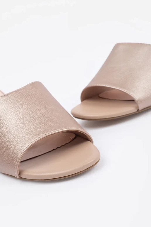 Sandfarbene Schlapfen mit Absatz von... Sandfarbene Schlapfen mit Absatz von...