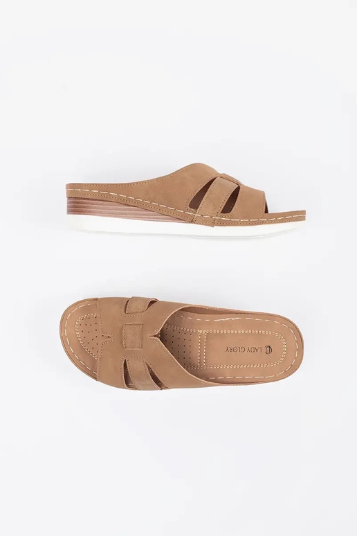 Bequeme Schlapfen mit niedrigem Keil... Bequeme Schlapfen mit niedrigem Keil...