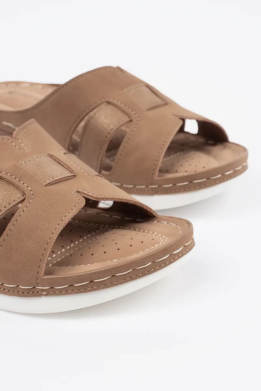 Bequeme Schlapfen mit niedrigem Keil... Bequeme Schlapfen mit niedrigem Keil...