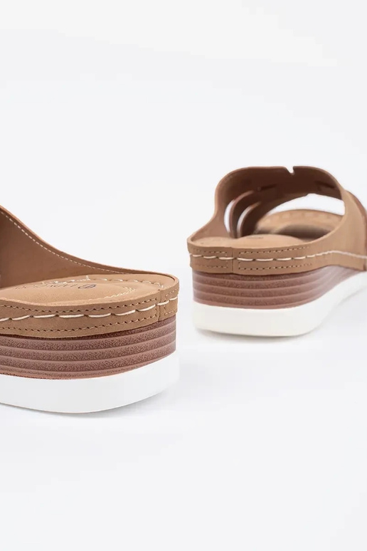 Bequeme Schlapfen mit niedrigem Keil... Bequeme Schlapfen mit niedrigem Keil...