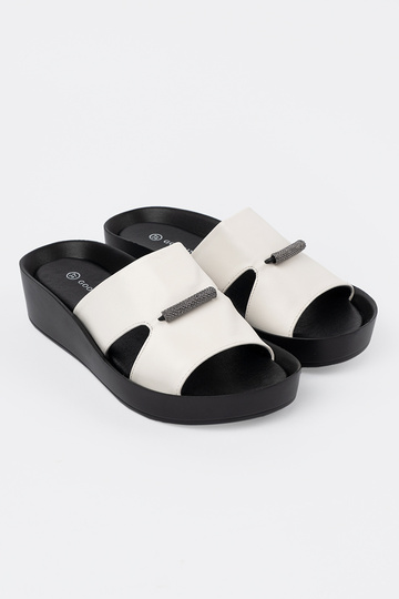 Schwarz-weiße Hausschuhe... 2