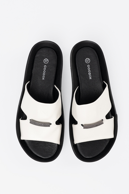 Schwarz-weiße Hausschuhe auf...