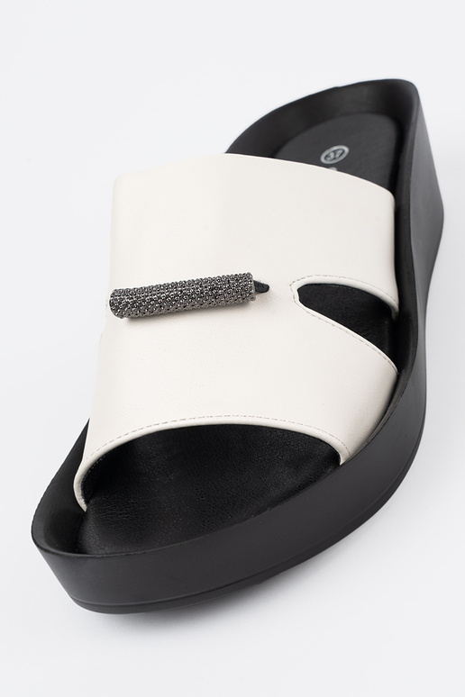 Schwarz-weiße Hausschuhe auf...