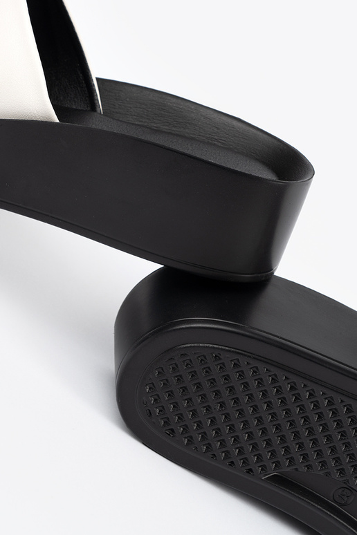 Schwarz-weiße Hausschuhe auf...