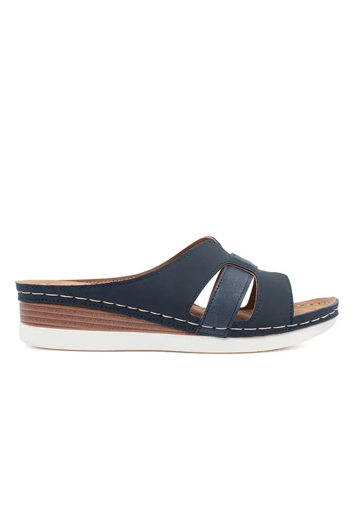 Bequeme Schlapfen mit niedrigem Keil... Bequeme Schlapfen mit niedrigem Keil...