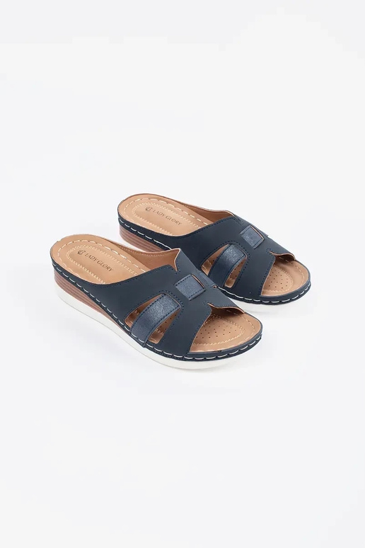 Bequeme Schlapfen mit niedrigem Keil... Bequeme Schlapfen mit niedrigem Keil...