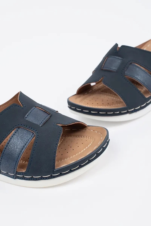 Bequeme Schlapfen mit niedrigem Keil... Bequeme Schlapfen mit niedrigem Keil...