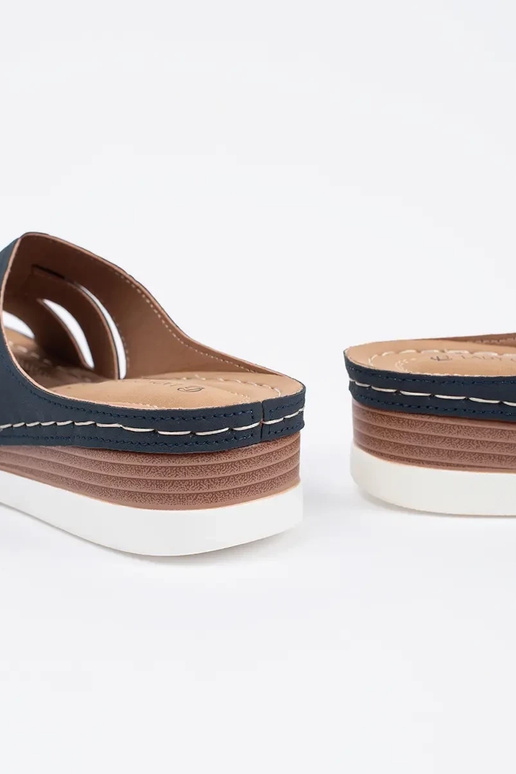 Bequeme Schlapfen mit niedrigem Keil... Bequeme Schlapfen mit niedrigem Keil...