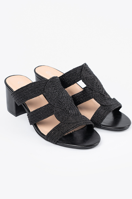 Schwarze geflochtene Sandalen auf... Schwarze geflochtene Sandalen auf...