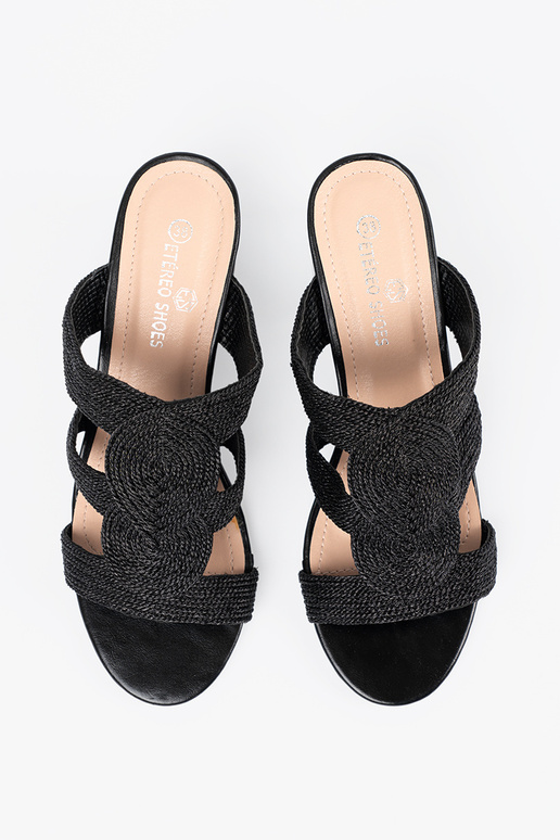 Schwarze geflochtene Sandalen auf... Schwarze geflochtene Sandalen auf...