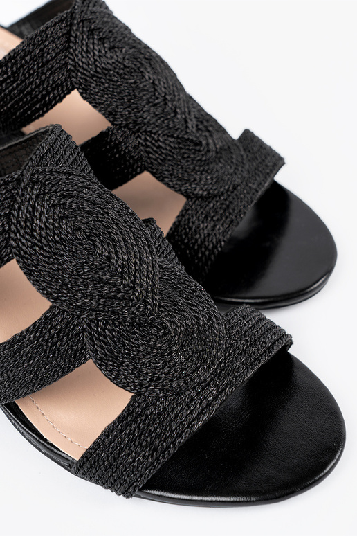 Schwarze geflochtene Sandalen auf... Schwarze geflochtene Sandalen auf...